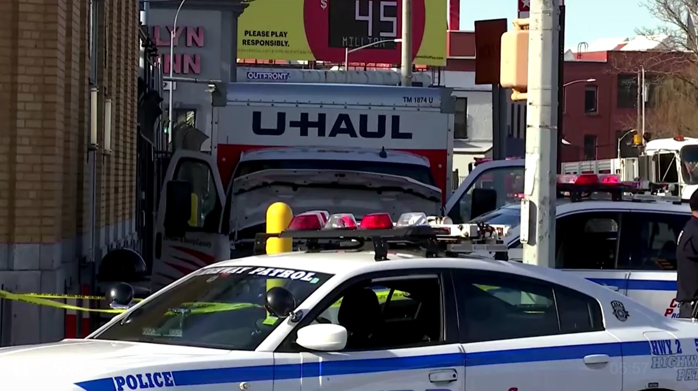 ภาพนาทีชีวิต! รถแหกด่านขับขึ้นทางเท้า ชายกระโดดหลบรอดหวุดหวิด เจ็บ 8