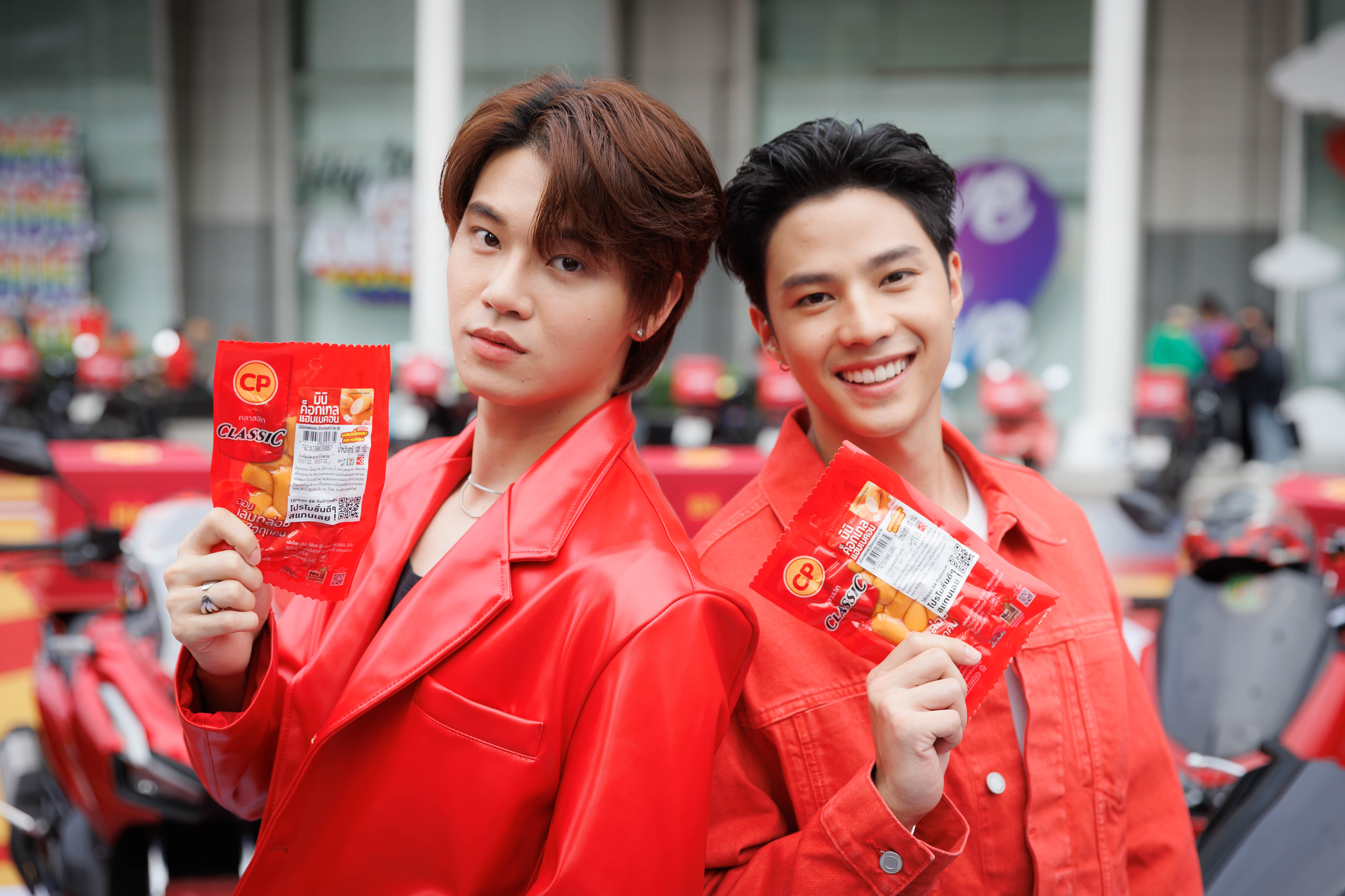 CPF ยกทัพไรเดอร์ ลุยแจกฟรี! 'ไส้กรอก ซีพี' กินดีทุกเช้า ย่านธุรกิจกลางกรุง