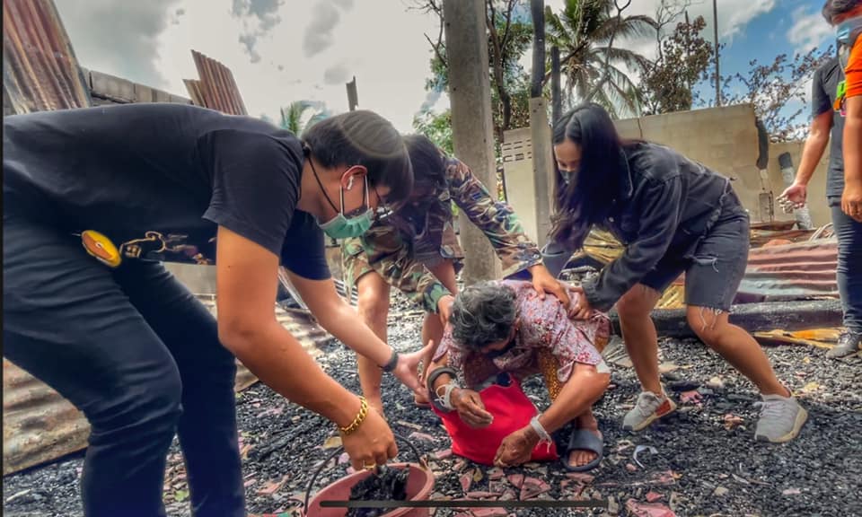 เพชร สหรัตน์ มอบเงินเฉียดล้าน ให้ยายสร้างบ้านใหม่ มอบของช่วยพี่น้อง จ.อุบลราชธานี เพชร สหรัตน์ มอบเงินเฉียดล้าน ให้ยายสร้างบ้านใหม่ มอบของช่วยพี่น้อง จ.อุบลราชธานี