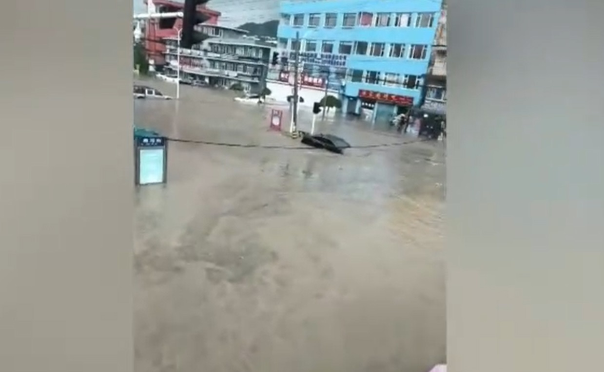 ฝนตกหนัก! เปิดภาพน้ำท่วมใหญ่ในจีน อพยพประชาชนกว่า 7,000 คน