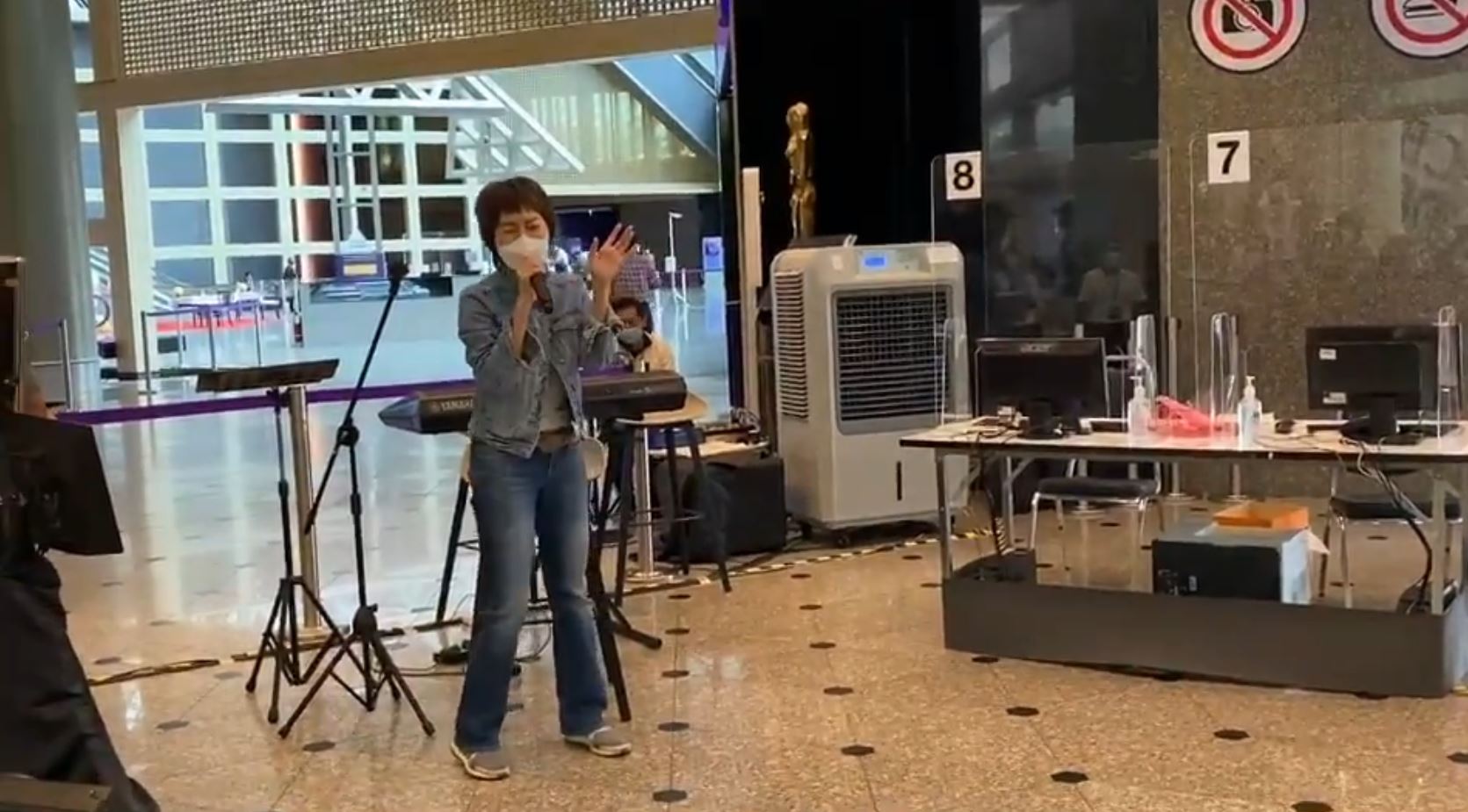 ศรัณย่า สร้างรอยยิ้ม!! หลังฉีดวัคซีนเสร็จ ขอร้องเพลงต่อ ระหว่างรอสังเกตอาการ