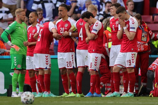 คนบันเทิงร่วม ส่งกำลังใจ คริสเตียน อีริคเซ่น วูบคาสนาม คนบันเทิงร่วม ส่งกำลังใจ คริสเตียน อีริคเซ่น วูบคาสนาม