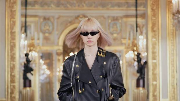 เดินสับสะกดใจ!! ‘ลิซ่า BLACKPINK’ อวดลีลาบนแคตวอล์กประชันนางแบบโลก (มีคลิป)