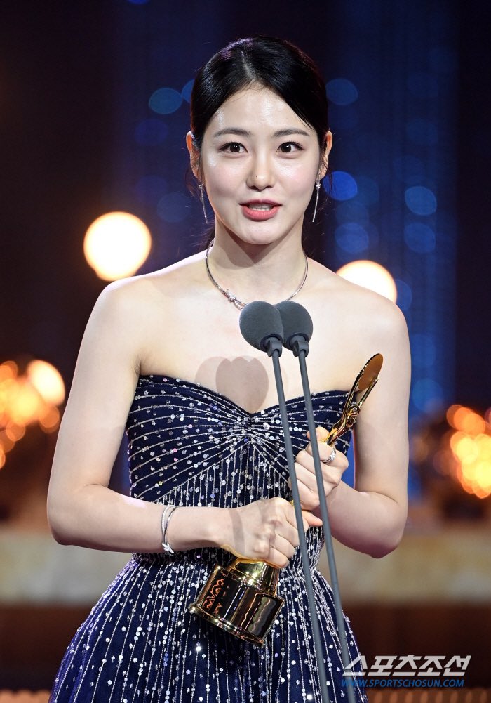 ‘ซงฮเยคโย’ คว้าแดซัง!! เวที Blue Dragon Series Awards ปีนี้ จากบทนำ The Glory