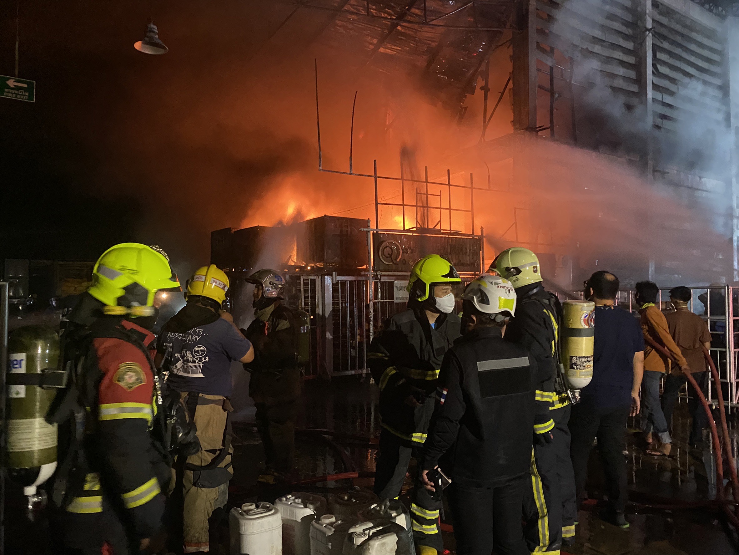 ด่วน! เพลิงไหม้ โรงงานผลิตและจำหน่ายแผ่นยาง ในนิคมฯ ลาดกระบัง