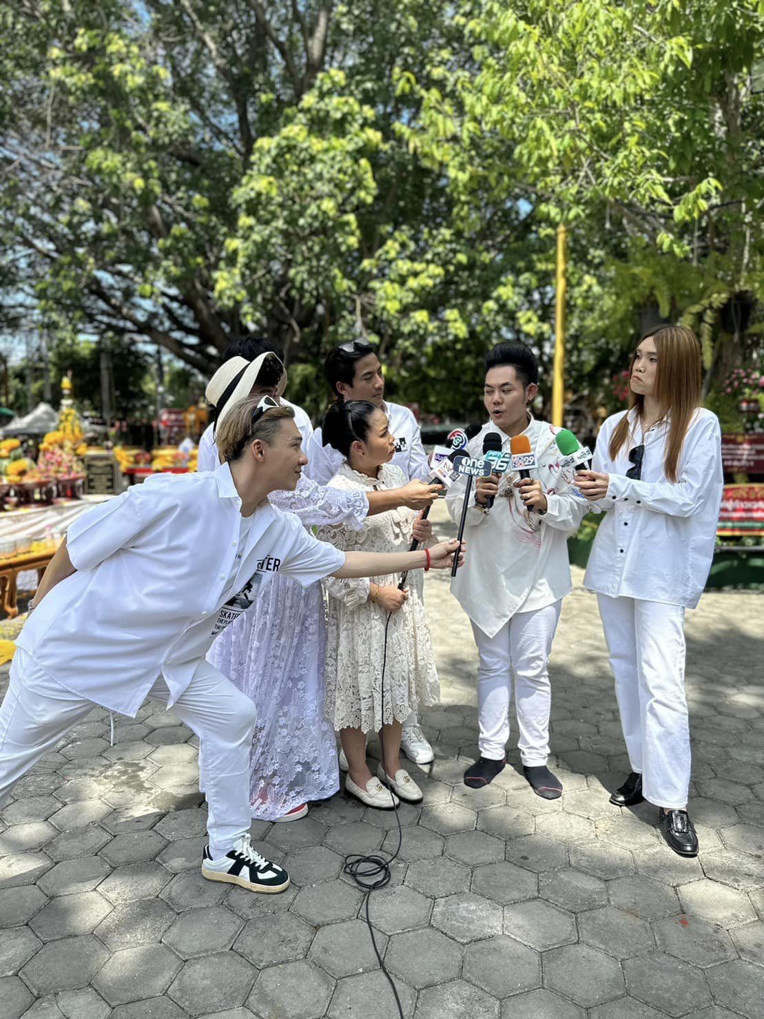 “ตุ๊กกี้ - เก่ง – ตั้ม” ร่วมพิธีบวงสรวงท้าวเวสสุวรรณ (มีคลิป) “ตุ๊กกี้ - เก่ง – ตั้ม” ร่วมพิธีบวงสรวงท้าวเวสสุวรรณ (มีคลิป)
