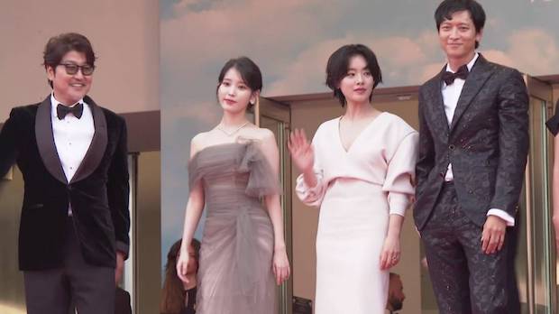 ไม่ได้ตั้งใจ?!! สาวฝรั่งเศสเบียดชน ‘ไอยู’ บนพรมแดงเมืองคานส์