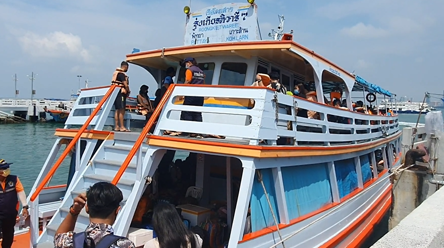 ออกพรรษา พัทยาคึกคัก! นทท.แห่นั่งเรือไปเที่ยวเกาะล้าน