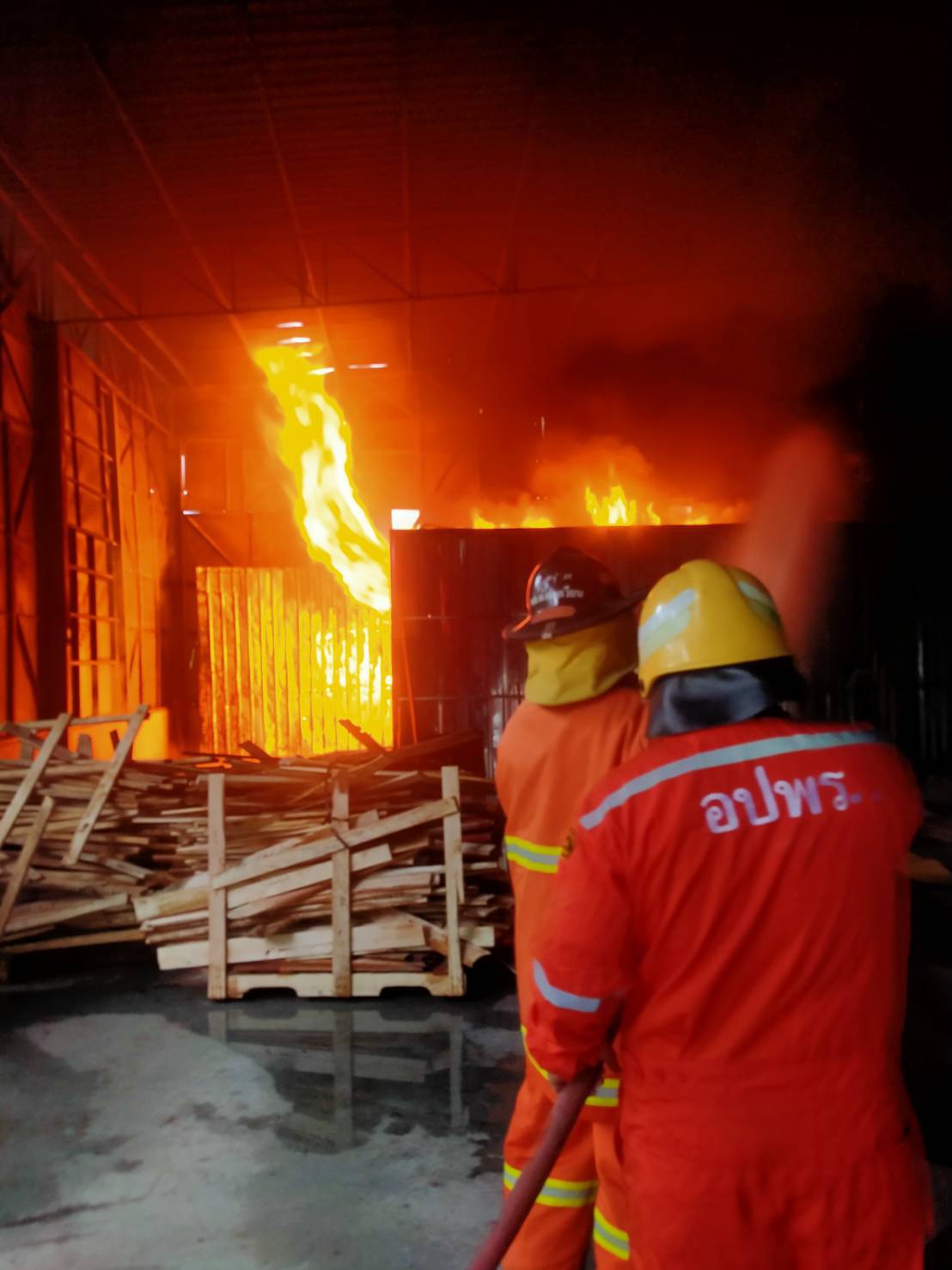 ด่วน! ไฟไหม้โรงงานดังโคราช เปลวเพลิงเผาเตาอบไม้พาเลทวอด