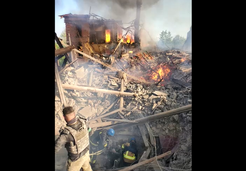 รัสเซีย ทิ้งระเบิดถล่มโรงเรียนในยูเครน คาดมีผู้เสียชีวิตกว่าครึ่งร้อย! รัสเซีย ทิ้งระเบิดถล่มโรงเรียนในยูเครน คาดมีผู้เสียชีวิตกว่าครึ่งร้อย!