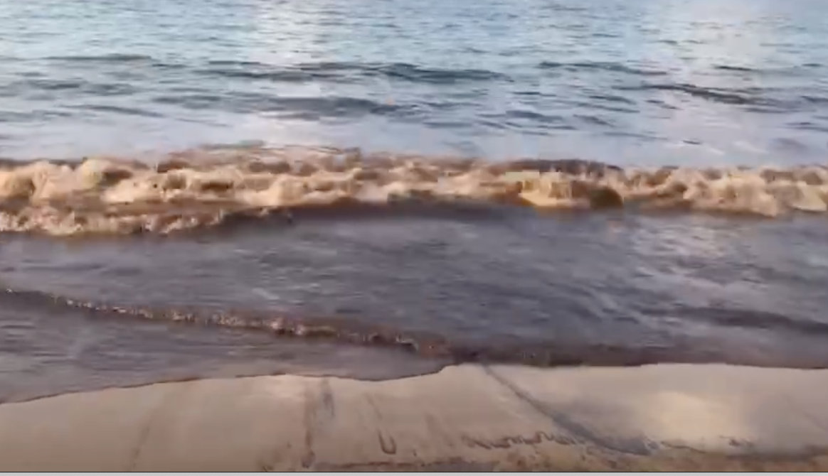 เปิดภาพมวลคราบน้ำมันทะลักหาดแม่รำพึง ผู้ประกอบการวอนแก้ไข