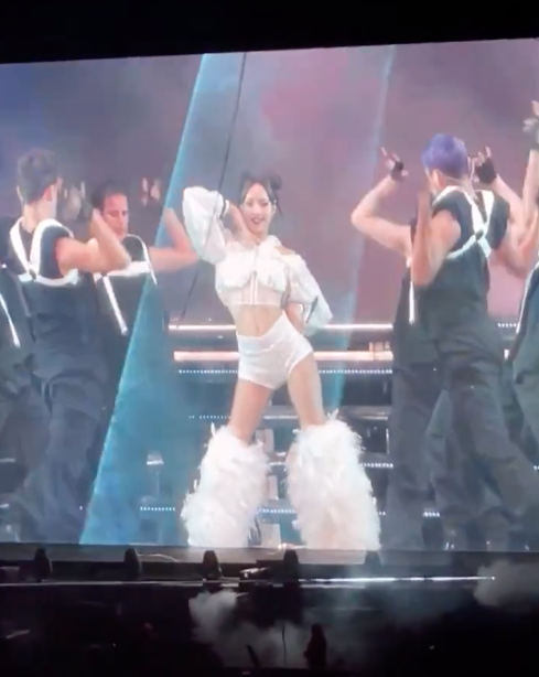 แบรนด์ไทยสร้างเรื่อง!! ดีไซน์ชุดสเตจเดี่ยว 'ลิซ่า BLACKPINK' ที่ซานฟรานซิสโกสุดปั๊วะปัง แบรนด์ไทยสร้างเรื่อง!! ดีไซน์ชุดสเตจเดี่ยว 'ลิซ่า BLACKPINK' ที่ซานฟรานซิสโกสุดปั๊วะปัง