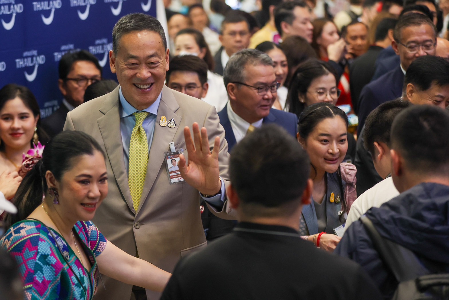 วันแรก วีซ่าฟรี นายกรัฐมนตรีต้อนรับนักท่องเที่ยวจีน-กระตุ้นท่องเที่ยวครั้งใหญ่ วันแรก วีซ่าฟรี นายกรัฐมนตรีต้อนรับนักท่องเที่ยวจีน-กระตุ้นท่องเที่ยวครั้งใหญ่