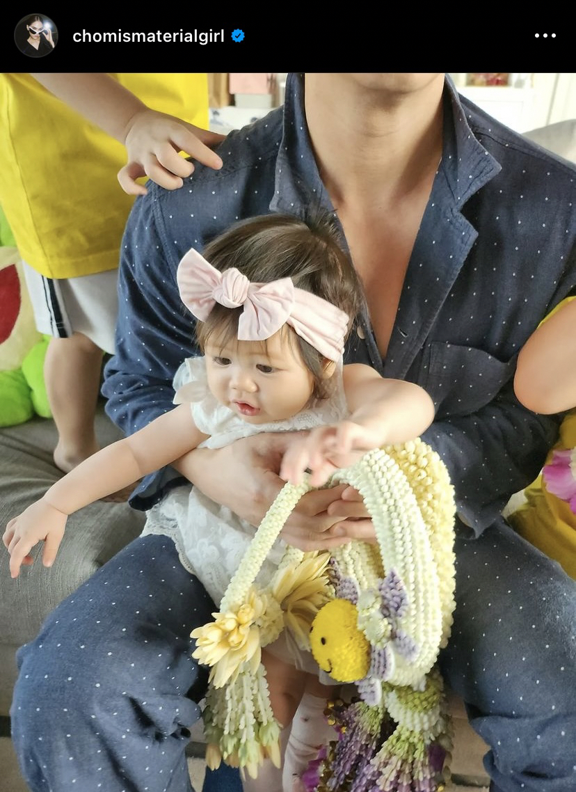 น่ารักเกินไปไหม! ชมพู่ เผยภาพ สายฟ้า-พายุ-แอบิเกล มอบพวงมาลัยให้คุณพ่อ น็อต