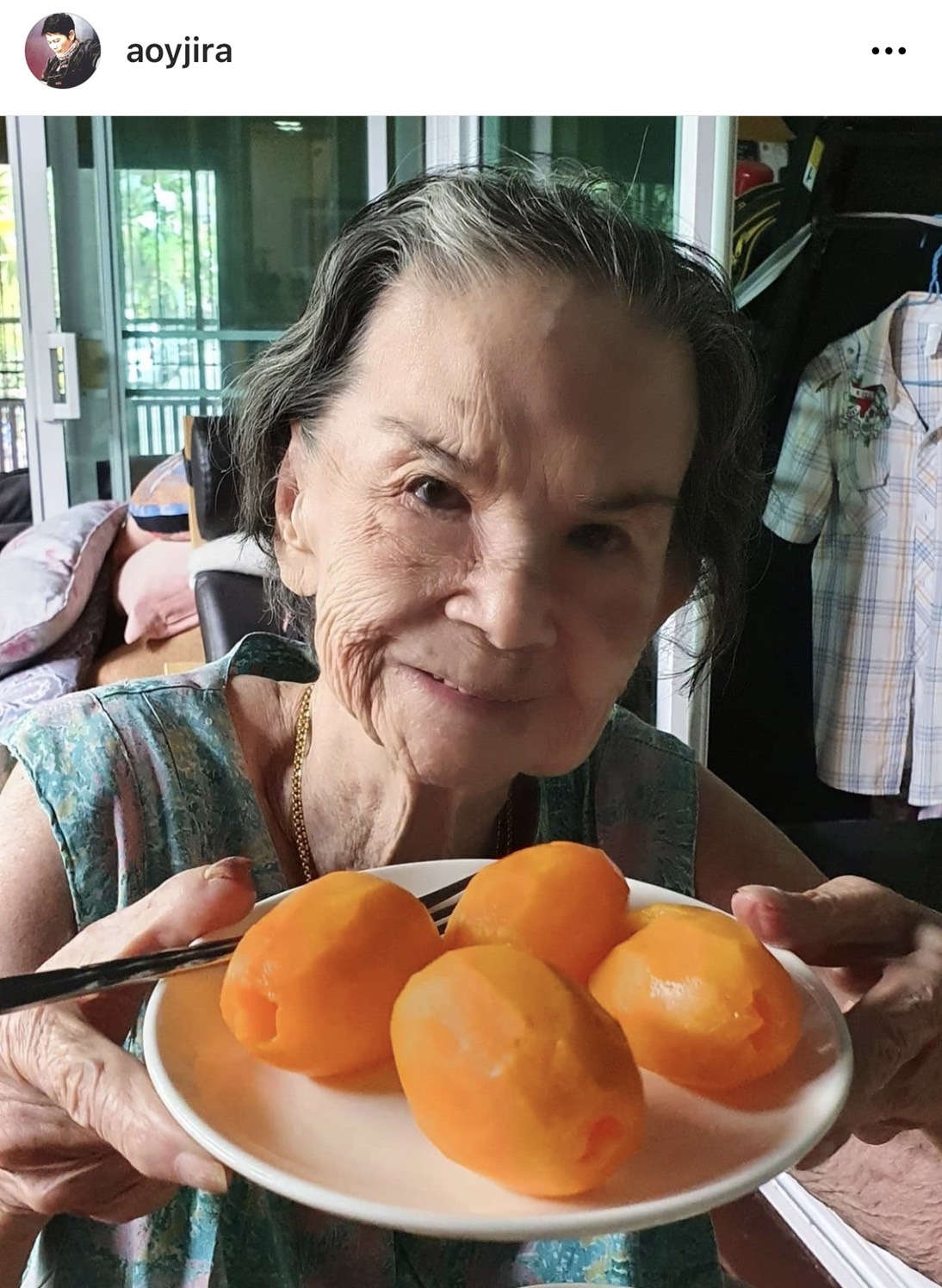 100 ปีแล้วไง! คุณยายมารศรี โชว์สเต็ปการต่อยมวยกับลูกสาว บอกเลยฟิตเปี๊ยะ 100 ปีแล้วไง! คุณยายมารศรี โชว์สเต็ปการต่อยมวยกับลูกสาว บอกเลยฟิตเปี๊ยะ