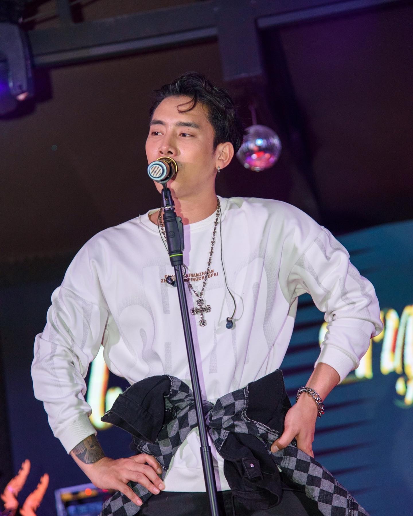 เบิ้ล ปทุมราช เจอแฟนคลับลวนลามจับเป้ากลางเวที ลั่น! จับได้แต่อย่าขยี้ เบิ้ล ปทุมราช เจอแฟนคลับลวนลามจับเป้ากลางเวที ลั่น! จับได้แต่อย่าขยี้