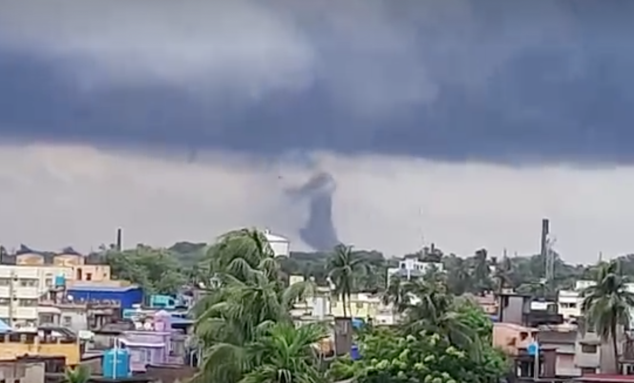 โซเชียลแพร่ภาพสุดสะพรึง “ทอร์นาโด” ลูกใหญ่พัดถล่มอินเดีย