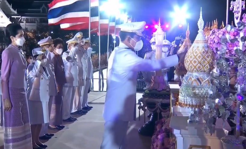 นายกฯ นำจุดเทียนถวายพระพรชัยมงคล วันเฉลิมพระชนมพรรษา สมเด็จพระนางเจ้าฯ พระบรมราชินี