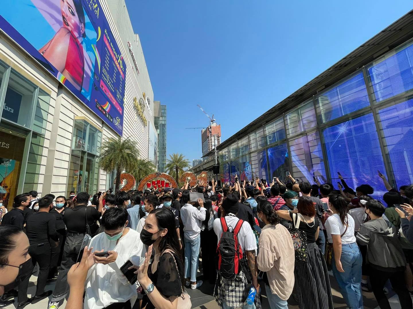 ห้างแตก! หลัง พระมหาเทวีเจ้าแห่งเมืองทิพย์ ไปเดินช้อปปิ้ง ห้างแตก! หลัง พระมหาเทวีเจ้าแห่งเมืองทิพย์ ไปเดินช้อปปิ้ง