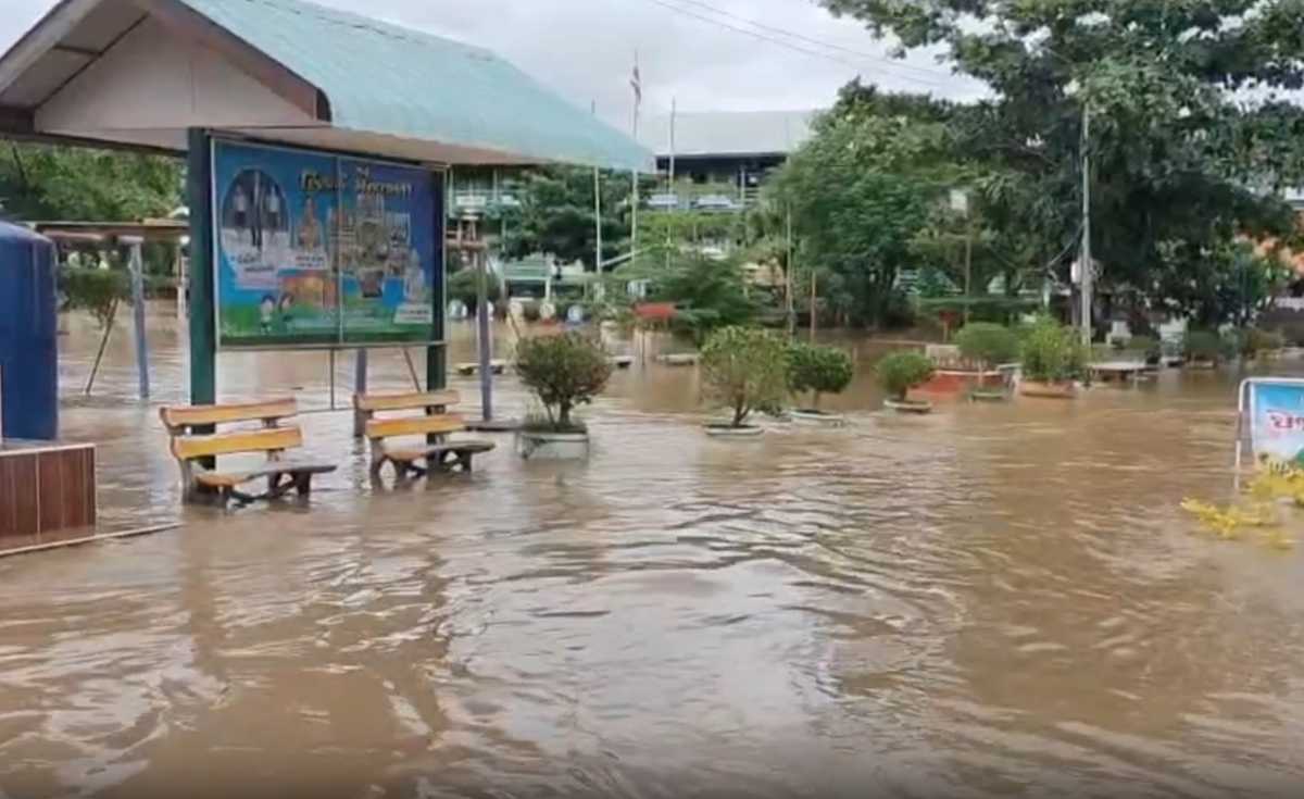 น้ำป่าทะลักพิจิตร-เพชรบูรณ์ ปิด รร.หลายแห่ง น้ำป่าทะลักพิจิตร-เพชรบูรณ์ ปิด รร.หลายแห่ง