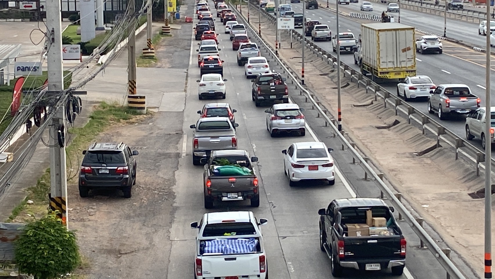 เปิดภาพ ‘ถ.มิตรภาพ-มอร์เตอร์เวย์’ จราจรหนาแน่นรถเต็มทุกช่องทาง