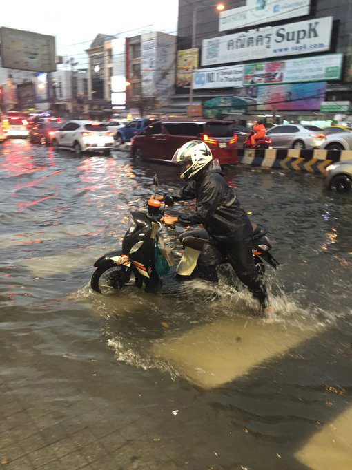 ฝนถล่มกรุง ทำน้ำท่วมขังถนนหลายพื้นที่ จราจรบางจุดติดขัด ฝนถล่มกรุง ทำน้ำท่วมขังถนนหลายพื้นที่ จราจรบางจุดติดขัด