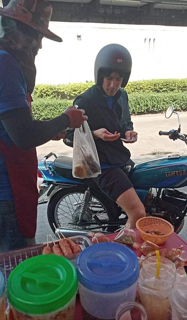 หล่อติดดิน! ณเดชน์ ขี่มอไซค์คู่ใจ แวะซื้อแหนมข้างทาง
