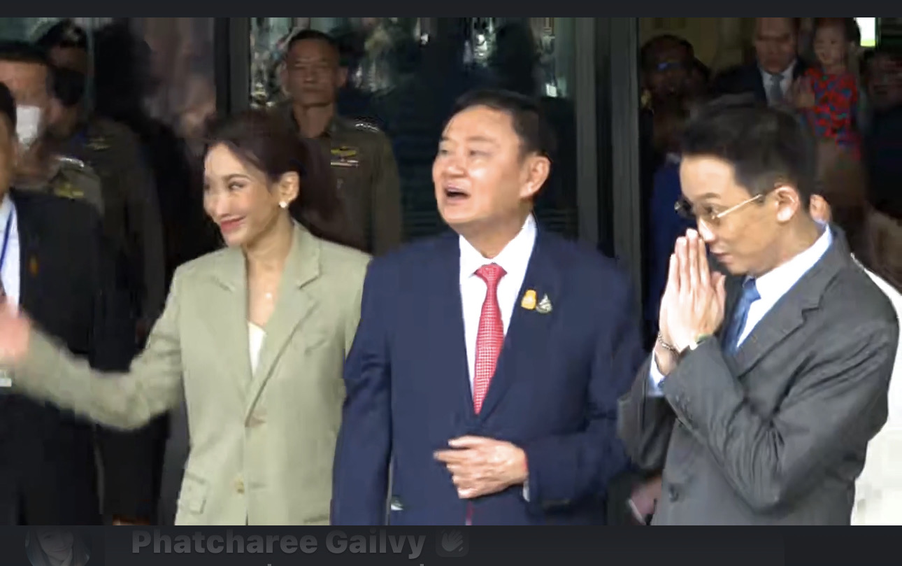 เปิดภาพนาที! ทักษิณ ชินวัตร กลับถึงไทยครั้งแรกในรอบ 17 ปี เปิดภาพนาที! ทักษิณ ชินวัตร กลับถึงไทยครั้งแรกในรอบ 17 ปี