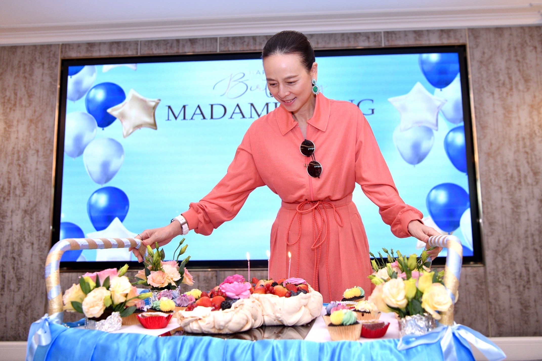 คนกีฬาร่วมงานวันเกิด 'มาดามแป้ง' อายุครบ 57 ปี กันอย่างอบอุ่น คนกีฬาร่วมงานวันเกิด 'มาดามแป้ง' อายุครบ 57 ปี กันอย่างอบอุ่น