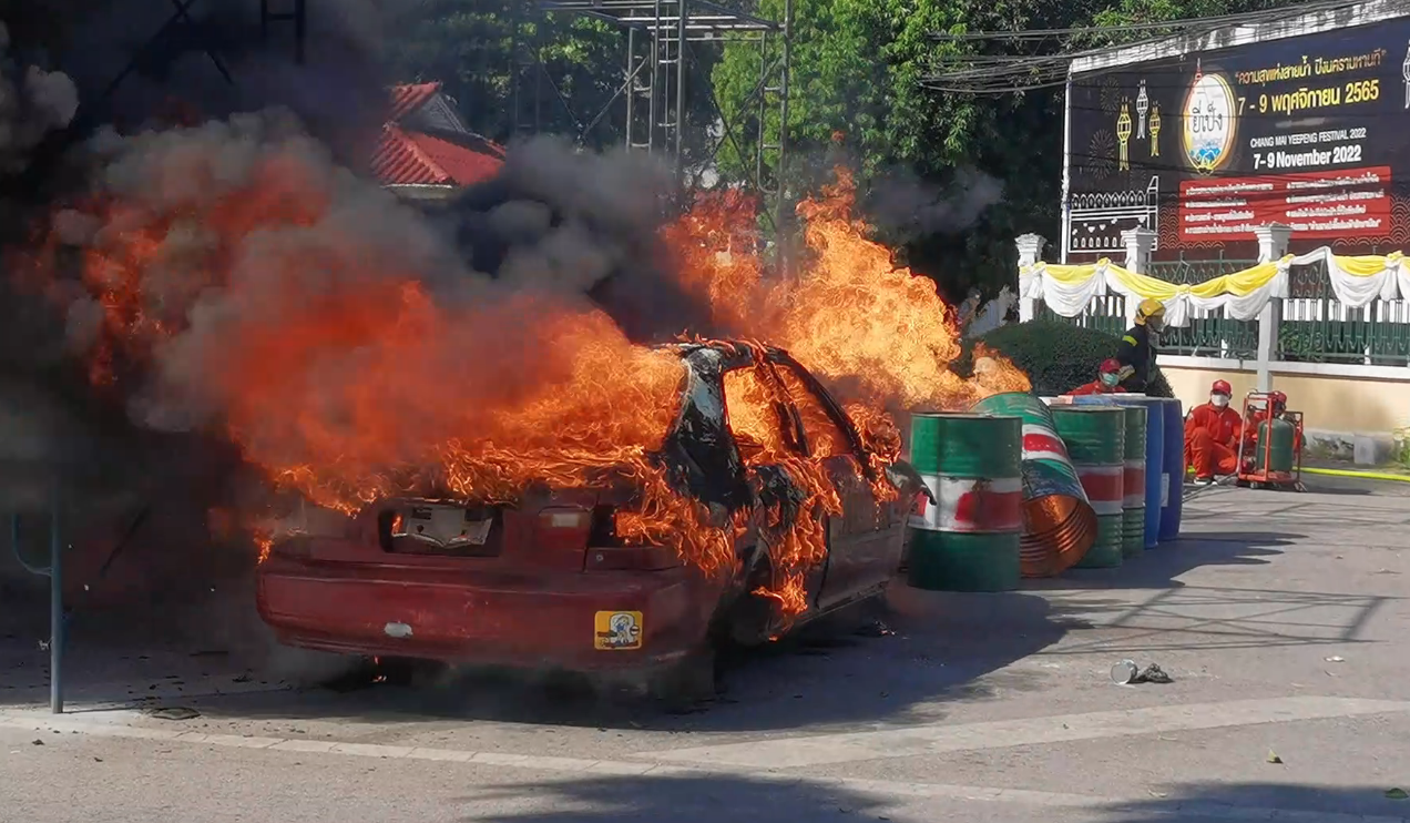 ลอยกระทงเชียงใหม่ ซ้อมเผารถเป็นคัน รับมือโคมยี่เป็งตก