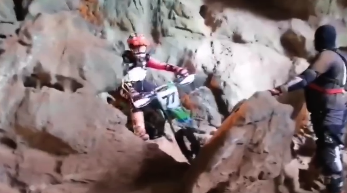 วิจารณ์ยับแก๊งโมโตครอสแข่งกันในถ้ำโบราณสถานกระบี่ จ่อเอาผิดดำเนินคดี วิจารณ์ยับแก๊งโมโตครอสแข่งกันในถ้ำโบราณสถานกระบี่ จ่อเอาผิดดำเนินคดี