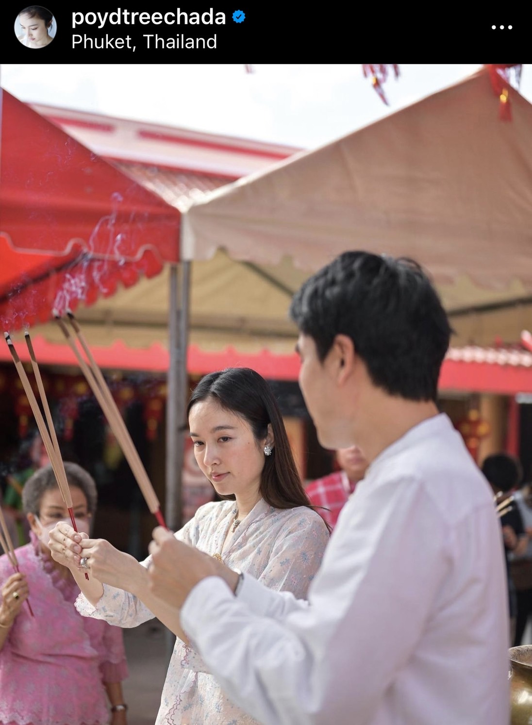 เปิดภาพ ปอย ตรีชฎา - โอ๊ค บรรลุ ไหว้บอกกล่าวบรรพบุรุษ