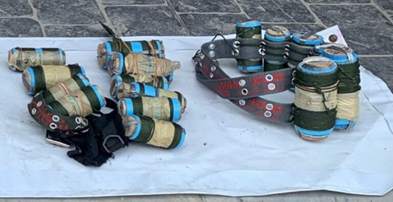 ด่วน! จับชายต้องสงสัยหิ้วระเบิดไปป์บอมบ์ 18 แท่ง กลางแยกปทุมวัน ด่วน! จับชายต้องสงสัยหิ้วระเบิดไปป์บอมบ์ 18 แท่ง กลางแยกปทุมวัน