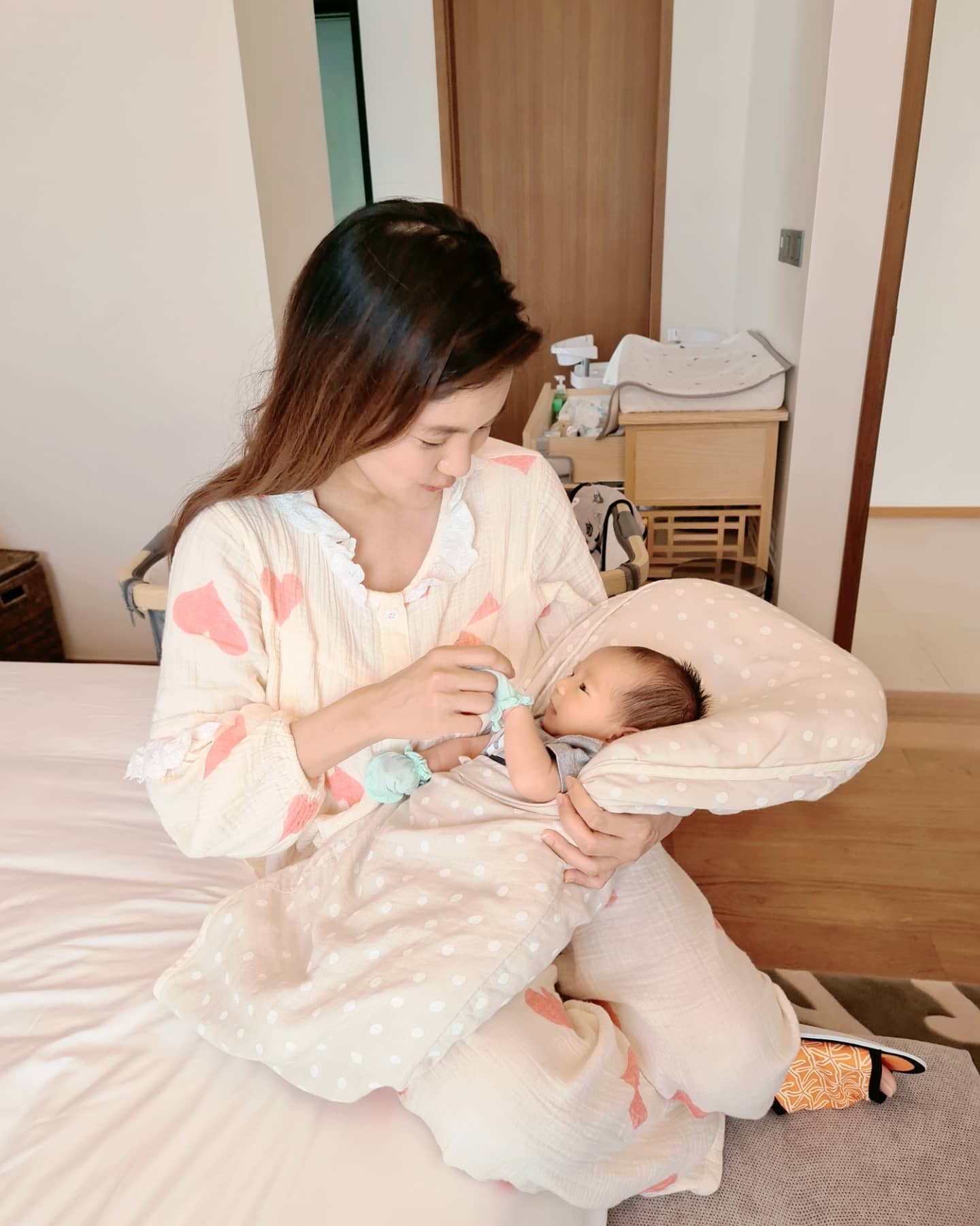 สู่บทบาทคุณแม่เต็มตัว ก้อย รัชวิน อวดภาพชุดนอนที่ไม่ได้นอน