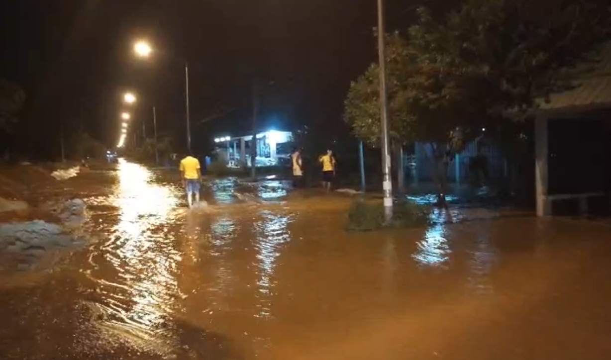 อ่างทองน้ำท่วมสาหัส! คันดินแตกน้ำทะลักถนนป่างิ้ว-โพธิ์ทองระยะทาง 5 กม. อ่างทองน้ำท่วมสาหัส! คันดินแตกน้ำทะลักถนนป่างิ้ว-โพธิ์ทองระยะทาง 5 กม.