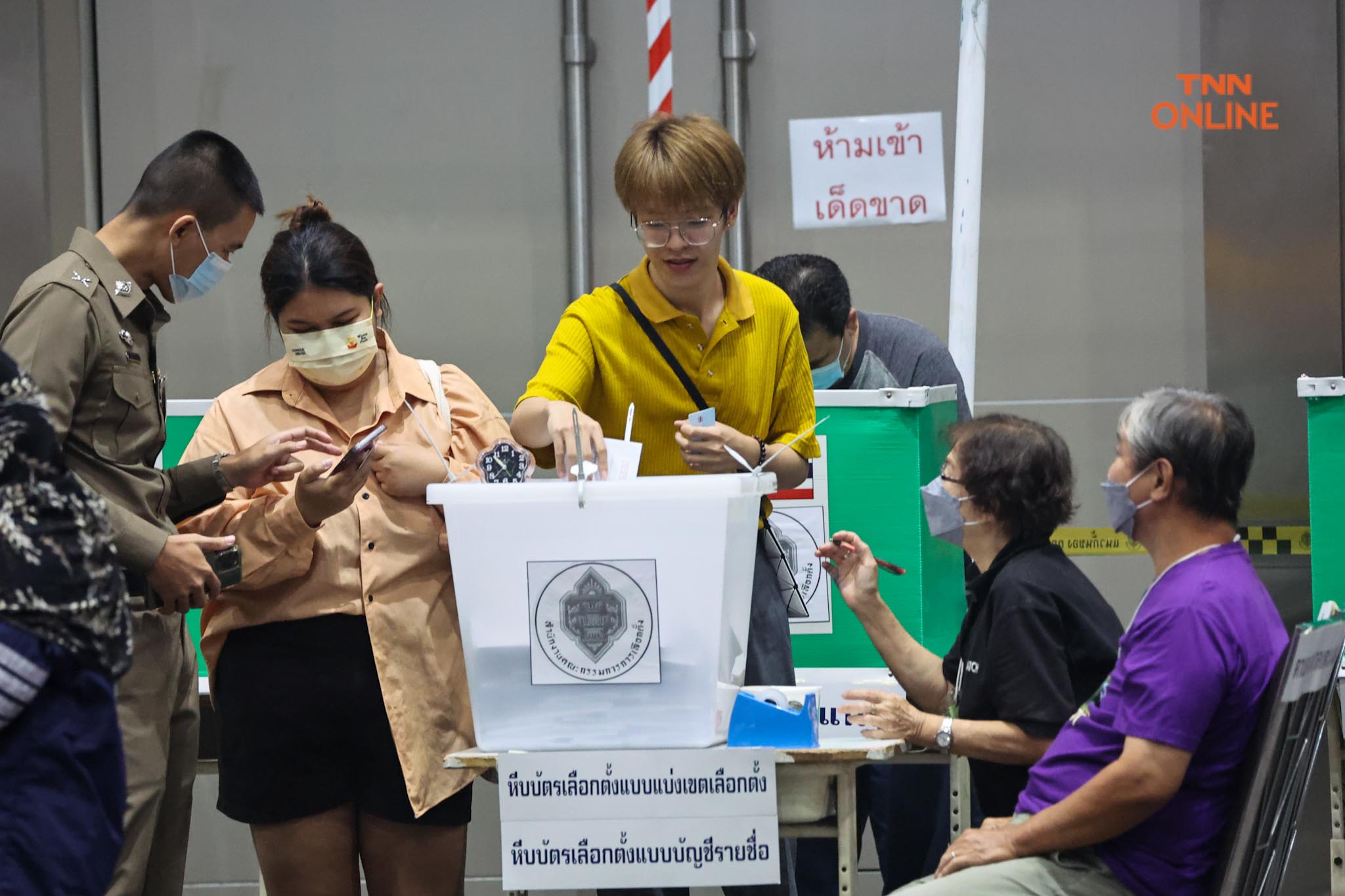 “วัยรุ่น” แห่ใช้สิทธิเลือกตั้งล่วงหน้าคึกคักแน่นพารากอนฮอลล์