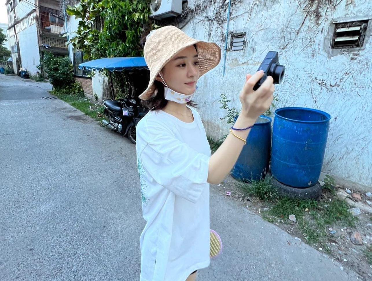 สั่งก๋วยเตี๋ยวเต็มโต๊ะ!! 'จ้าวลี่อิ่ง' นางเอกซุปตาร์จีน ไม่พลาดชิมของแซ่บเมืองไทย สั่งก๋วยเตี๋ยวเต็มโต๊ะ!! 'จ้าวลี่อิ่ง' นางเอกซุปตาร์จีน ไม่พลาดชิมของแซ่บเมืองไทย