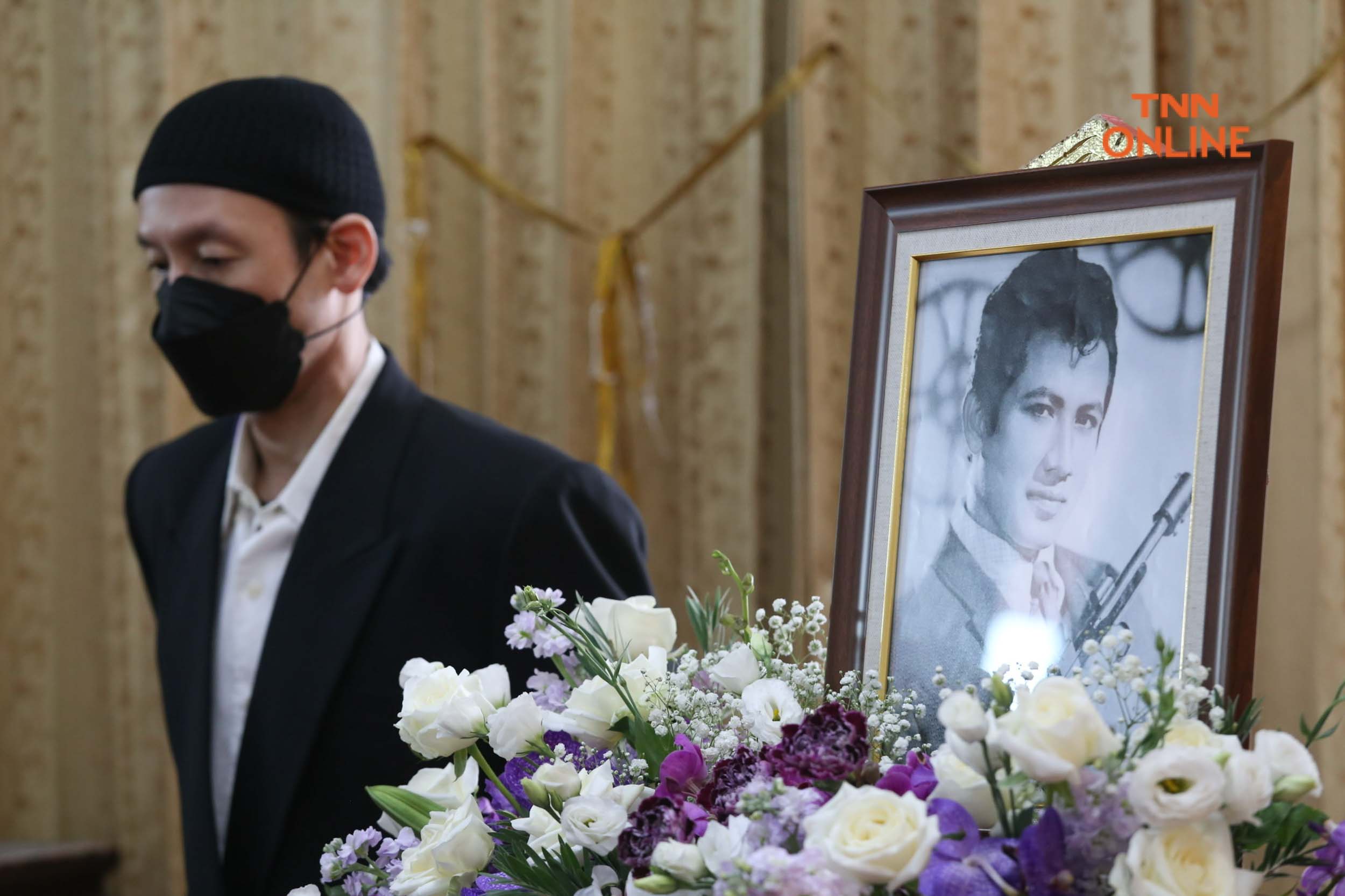 พระราชทานน้ำหลวงอาบศพ คนบันเทิงอาลัยสิ้นพระเอกตลอดกาล“สมบัติ เมทะนี” พระราชทานน้ำหลวงอาบศพ คนบันเทิงอาลัยสิ้นพระเอกตลอดกาล“สมบัติ เมทะนี”