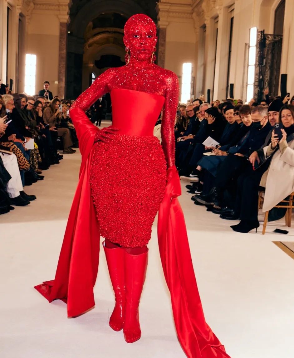 เล่นใหญ่ใจต้องนิ่ง!! 'โดจา แคท' กับลุคแดงตาแตก นั่งชมแฟชั่นโชว์ที่ปารีส