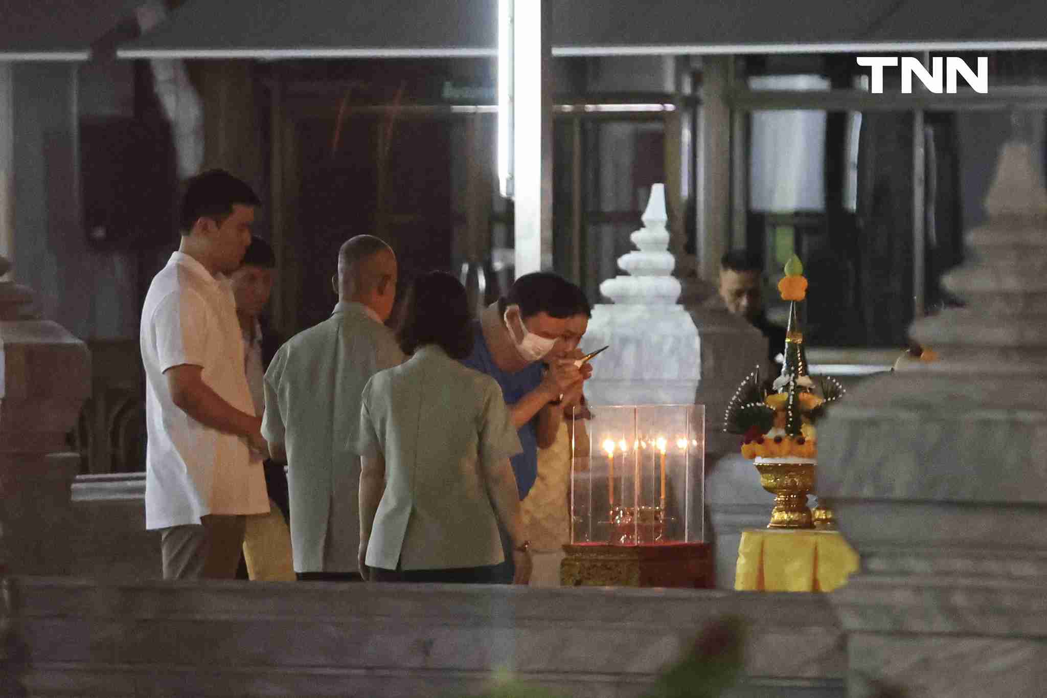 ทักษิณ ชินวัตร พร้อมลูกสาวไหว้ศาลหลักเมืองก่อนบินเชียงใหม่ ทักษิณ ชินวัตร พร้อมลูกสาวไหว้ศาลหลักเมืองก่อนบินเชียงใหม่