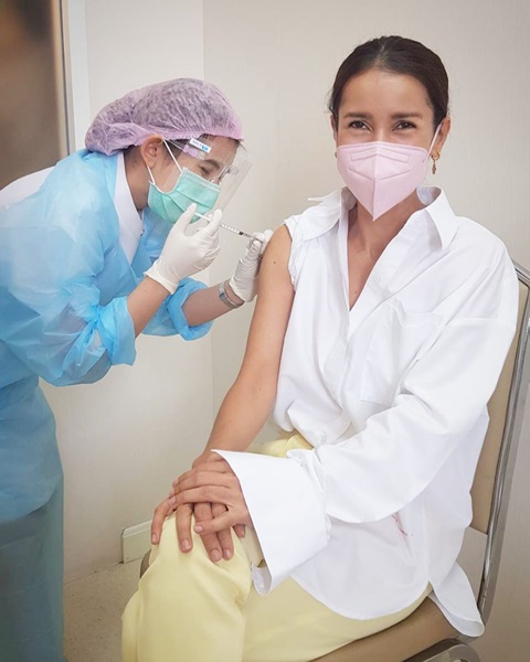 สองนางเอก คนบันเทิง ตบเท้าเข้ารับวัคซีน ป้องกันโควิด-19