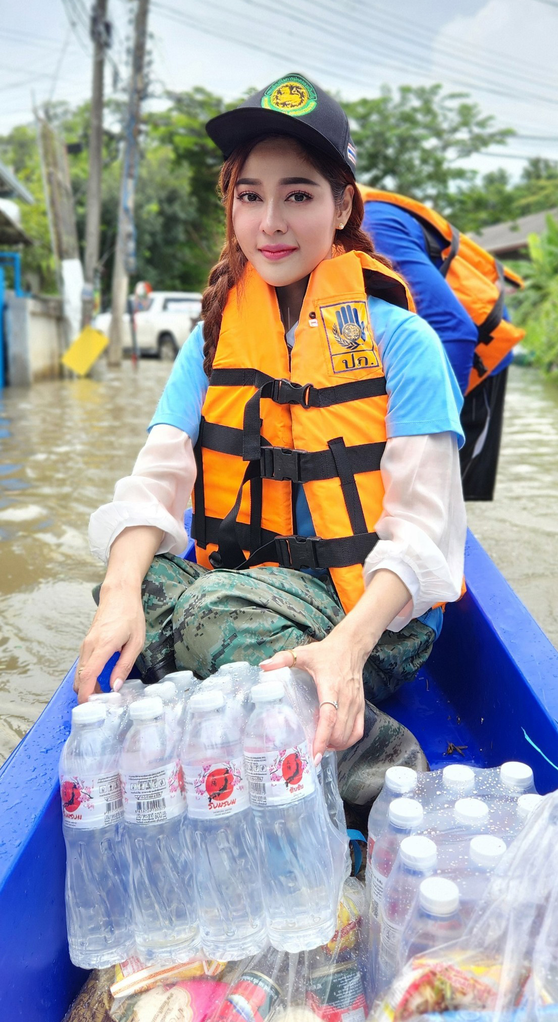 ให้กำลังใจผู้ประสับภัยน้ำท่วมจูน นาตาชา พร้อมแฟนคลับ ลงพื้นที่มอบถุงยังชีพ 