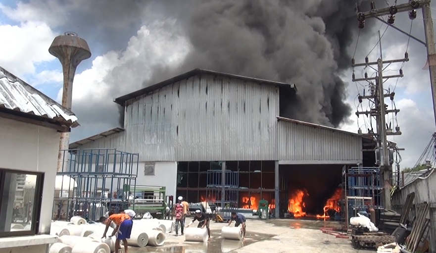 ระทึก! ไฟไหม้โรงงานโฟม-พลาสติก ควันโขมงพวยพุ่งเต็มท้องฟ้า