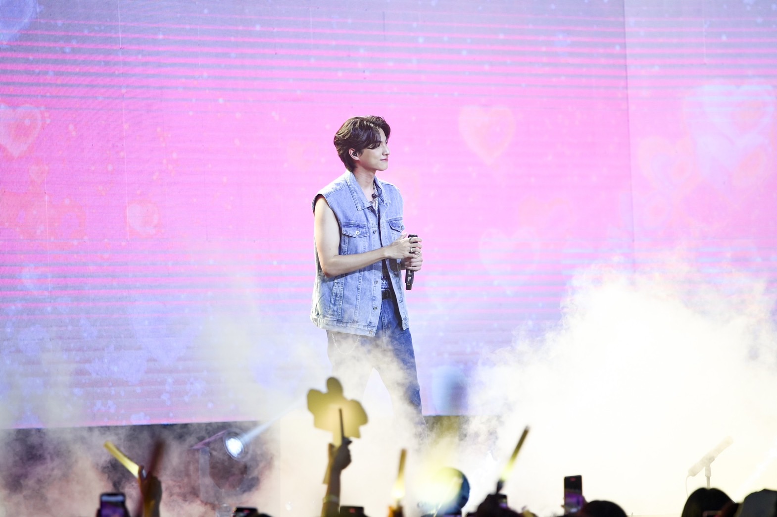 กลัฟ คณาวุฒิ จัดเต็มแฟนมีตติ้งที่เวียดนาม สร้างรอยยิ้มให้แฟนคลับกว่า 1500 ชีวิต กลัฟ คณาวุฒิ จัดเต็มแฟนมีตติ้งที่เวียดนาม สร้างรอยยิ้มให้แฟนคลับกว่า 1500 ชีวิต