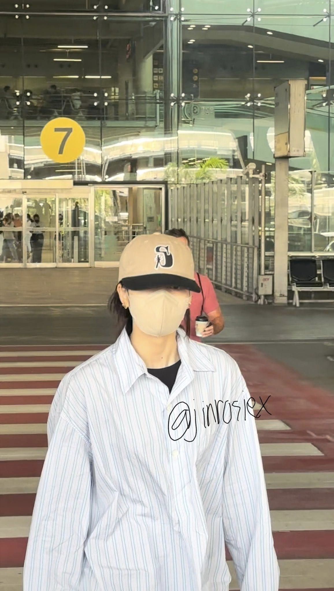 'ลิซ่า' ฉายเดี่ยวเยือนไทยแบบเงียบๆ คาดมาฉลองวันเกิดกับครอบครัว!! 'ลิซ่า' ฉายเดี่ยวเยือนไทยแบบเงียบๆ คาดมาฉลองวันเกิดกับครอบครัว!!