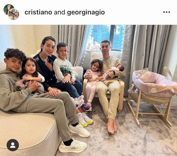 ภาพแรกหลังมรสุม!! ‘คริสเตียโน่ โรนัลโด้’ เผยภาพครอบครัวหลังเสียแฝดชายแรกคลอด ภาพแรกหลังมรสุม!! ‘คริสเตียโน่ โรนัลโด้’ เผยภาพครอบครัวหลังเสียแฝดชายแรกคลอด