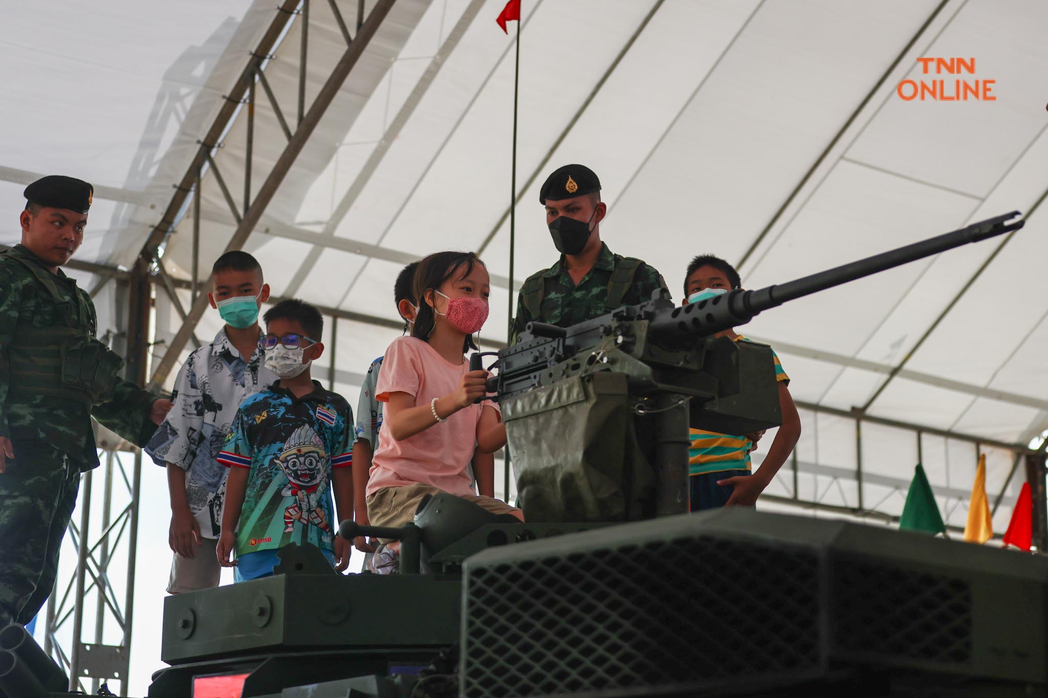 กองทัพบกจัดเต็ม เด็กๆสวมชุดทหารร่วมชมรถถังอย่างใกล้ชิด
