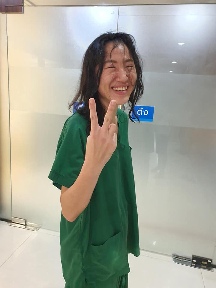 ส่งกำลังใจ!หมอ-พยาบาลช่วยกันแบกคนไข้โควิดกลางแดด จนเป็นลม ส่งกำลังใจ!หมอ-พยาบาลช่วยกันแบกคนไข้โควิดกลางแดด จนเป็นลม