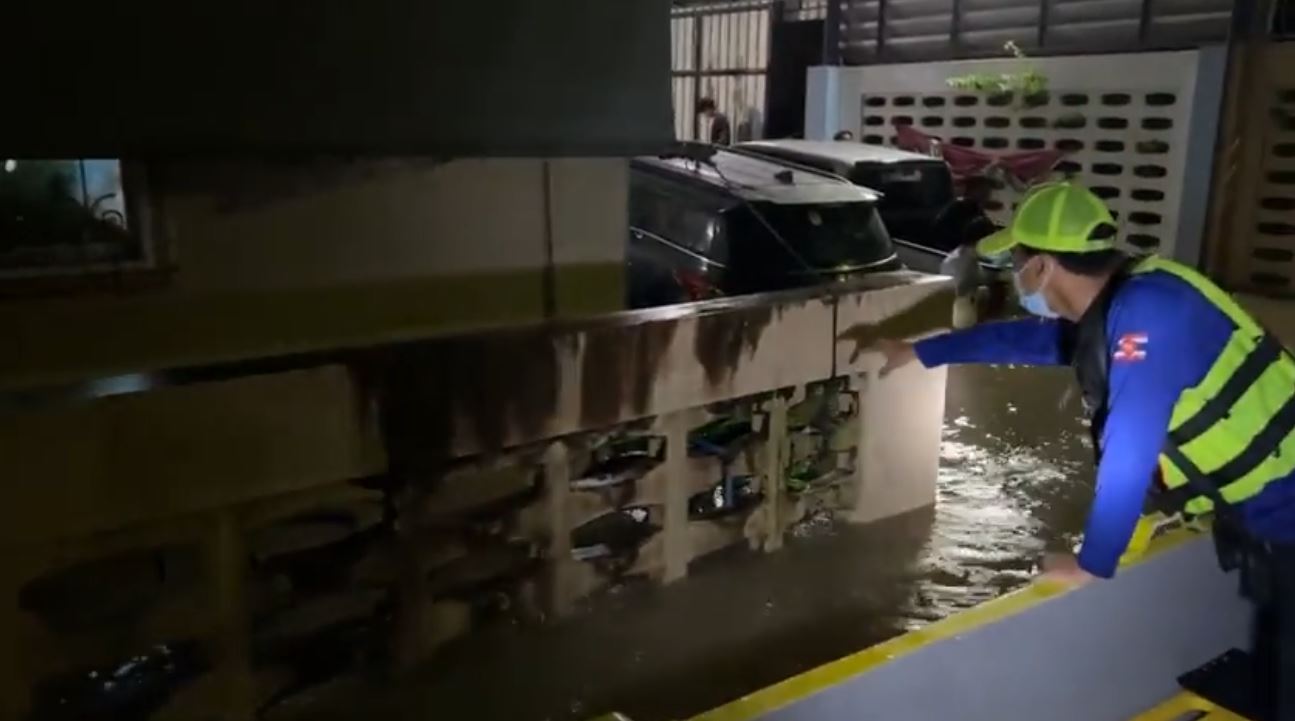 พิษพายุไลออนร็อก!! ฝันดี-ฝันเด่น เจอเรื่องสะเทือนใจ หลังลงพื้นที่ช่วยน้ำท่วมที่จันทบุรี