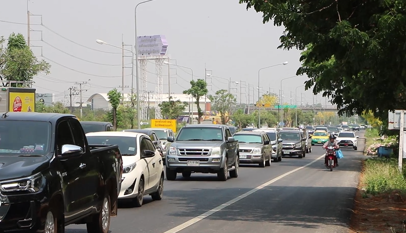 ถนนมิตรภาพ โคราช รถเริ่มแน่น นครสวรรค์ต้องเปิดช่องทางรพิเศษ ถนนมิตรภาพ โคราช รถเริ่มแน่น นครสวรรค์ต้องเปิดช่องทางรพิเศษ